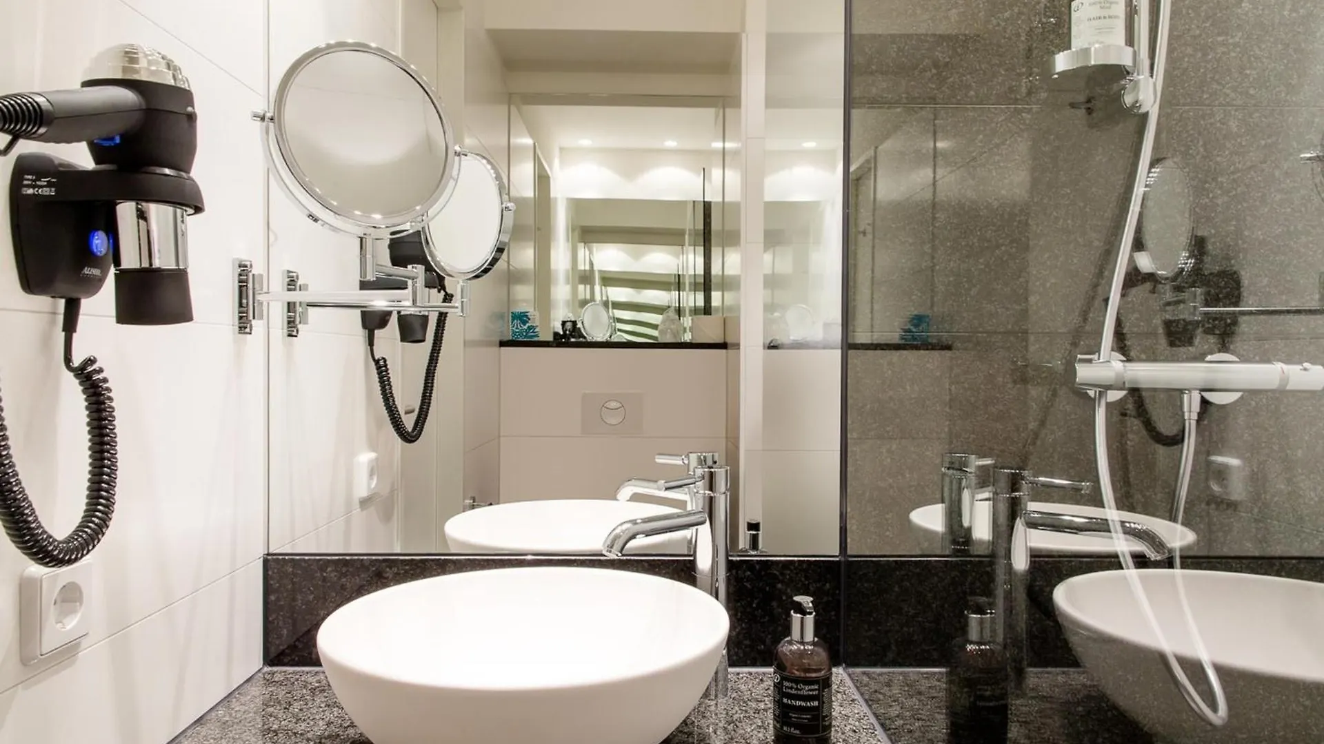 Motel One Hamburg Airport Hotel