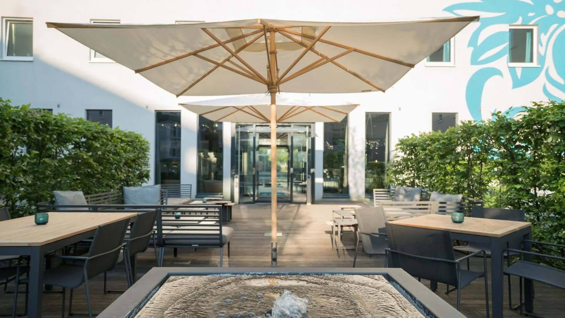 *** Hotel Motel One Hamburg Airport Tyskland