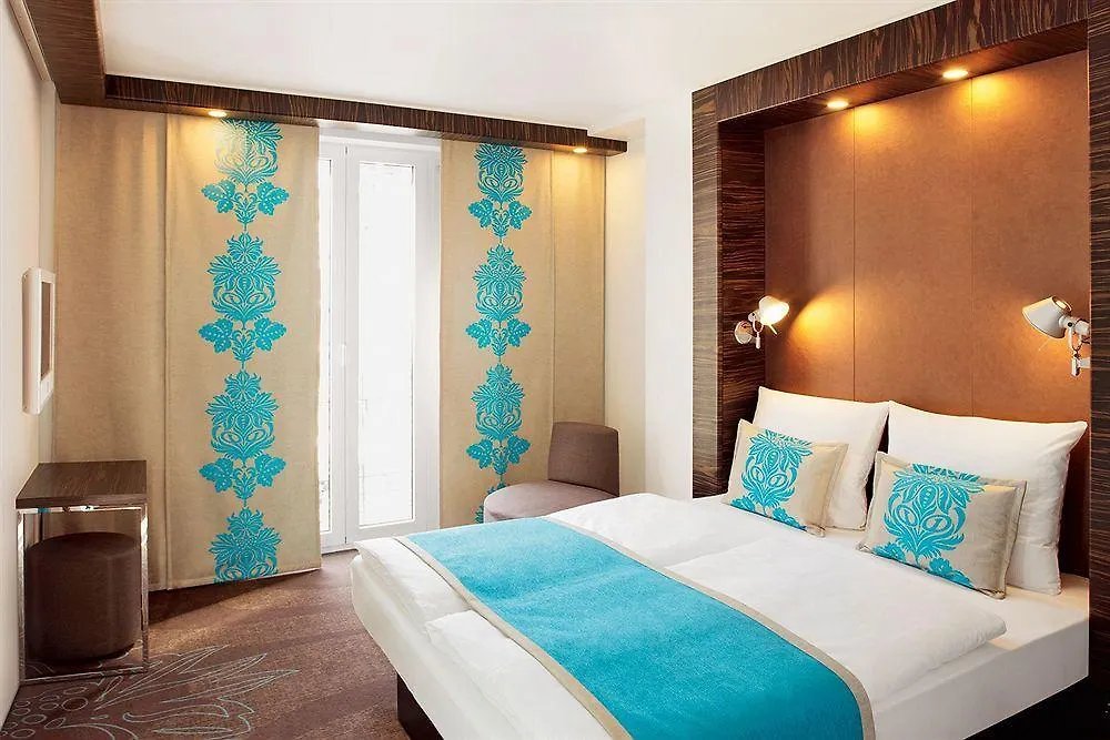 Motel One Hamburg Airport 3*,